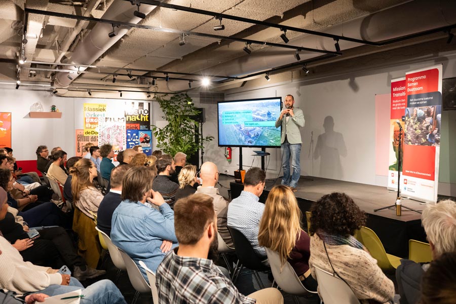 Van Hoften (researcher and lecturer at Rotterdam University of Applied Sciences, University of Amsterdam and Nyenrode Business University) and Van der Rijt (researcher and founder of Klimaatplein) took to the stage to explain their four principles for healthy, sustainable innovation.